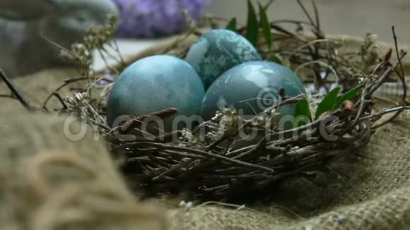 用染色的蓝蛋制作复活节彩巢视频的预览图