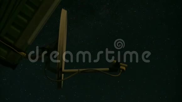 卫星天线在夜空背景下的时间流逝视频的预览图