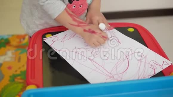 女孩的手在纸上画记号视频的预览图