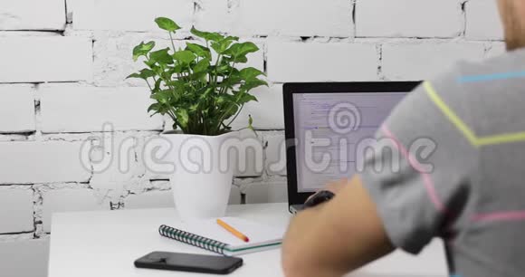 办公室笔记本电脑编程网站视频的预览图