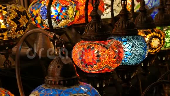 土耳其伊斯坦布尔著名大巴扎天花板市场上的多色土耳其马赛克灯视频的预览图