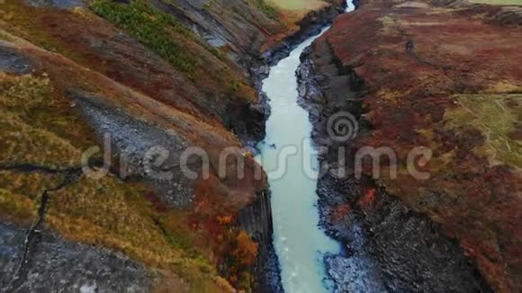 冰岛JokulsaABru河Studlagil峡谷鸟瞰图视频的预览图