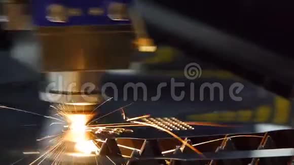机器激光切割出一块铁火花四溅快关门视频的预览图