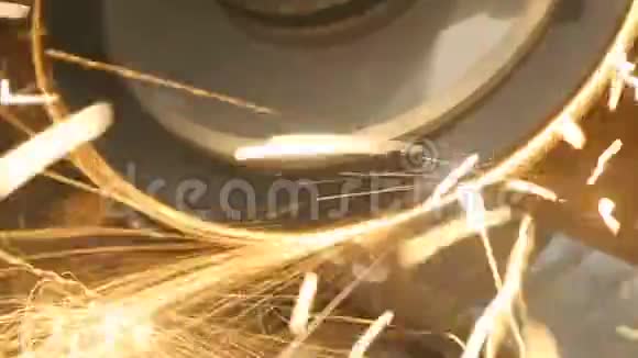 金属切割锯金属切割锯切割钢材火花四射特写视频的预览图