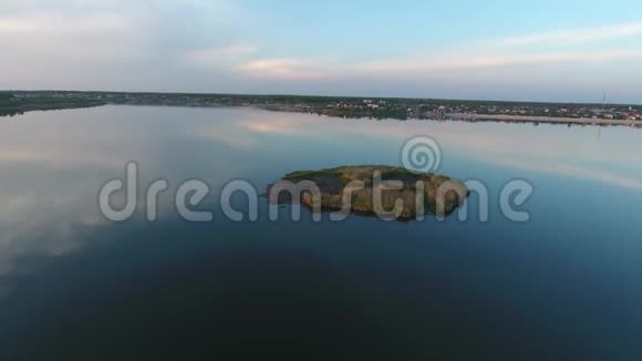 蓝色湖泊中的云和天空视频的预览图