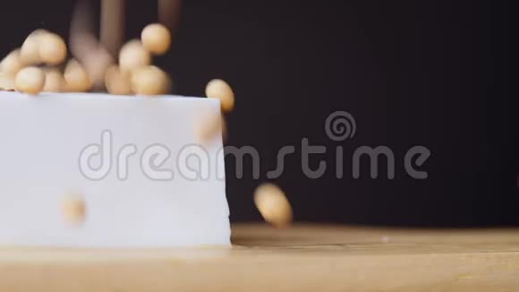 新鲜的白色软日本豆腐在木盘与豆豉特写黑暗背景视频的预览图