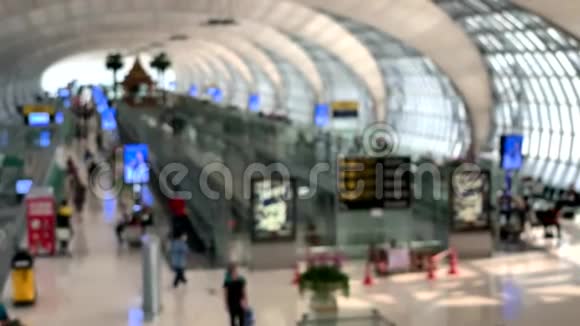 机场背景内饰现代机场地段商务人士男女随身行李视频的预览图