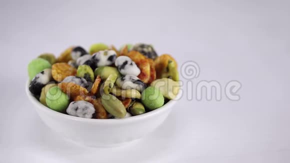 日本的热食和花生豌豆和芥末放在白碗里视频的预览图