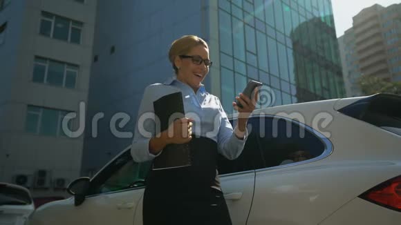 女商人对投资感到满意在电话中读到成功的广告信息视频的预览图