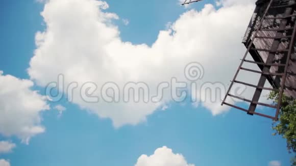 夏季蓝天彩云的传统古木风车视频的预览图