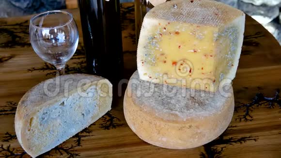 切一块奶酪配一瓶红酒和一个玻璃杯视频的预览图