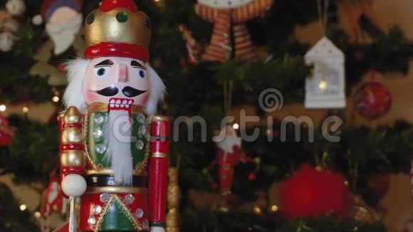 背景模糊的圣诞树上的大锡胡桃夹子士兵视频的预览图