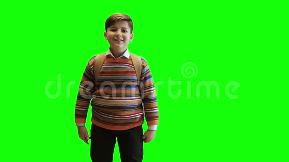 穿着毛衣和背包的男生在绿色背景色键上笑视频的预览图