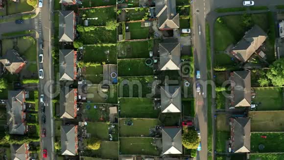 春天日落时谢菲尔德城及周边郊区的空中镜头视频的预览图