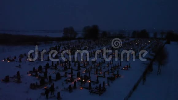 1月6日平安夜晚上人们可以在空中看到许多燃烧的蜡烛宗教和基督教视频的预览图