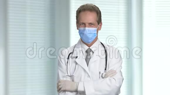 中年医生穿着实验室外套双臂交叉视频的预览图