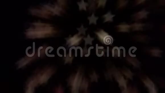 天空中星星的形状和烟花在夜间爆炸的模糊视频的预览图