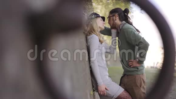 情侣游客边说话边亲吻浪漫漂亮的画框穿过戒指混血夫妇日出意大利视频的预览图