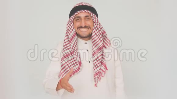 业和贸易领域一个留着胡须穿着国服微笑的男人一个现代办公室里的阿拉伯人把他视频的预览图