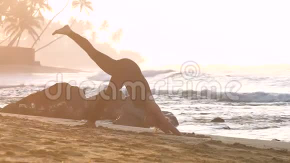 女士在沙滩上做瑜伽姿势视频的预览图