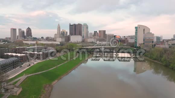 飞越俄亥俄州哥伦布市的天际线视频的预览图