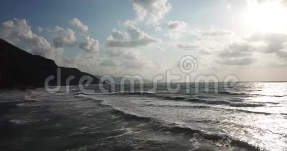 波浪轻轻地冲到海滩上视频的预览图