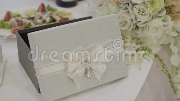 婚礼请柬和饰有花边的钱箱视频的预览图