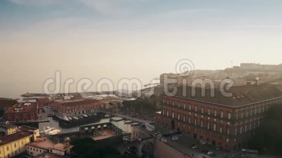 意大利那不勒斯码头帆船的鸟瞰图视频的预览图