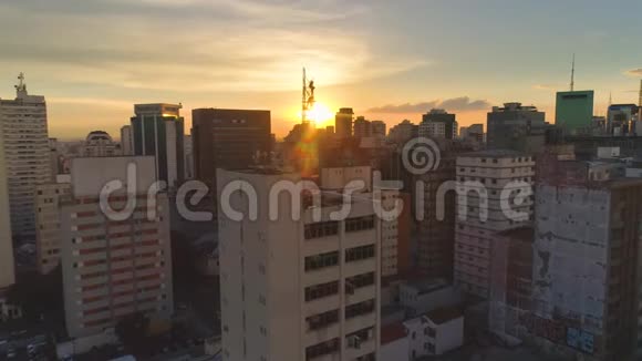 巴西圣保罗2018年5月3日日落时市中心鸟瞰图视频的预览图