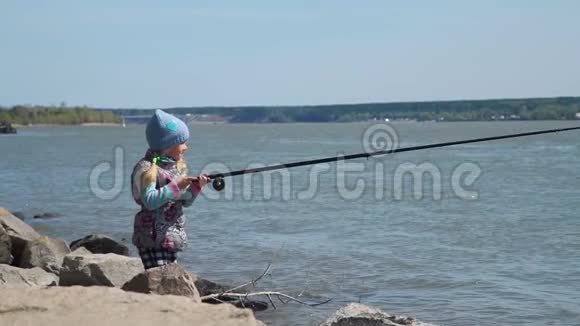 小女孩在河边钓鱼视频的预览图