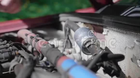 一个独立取代他车里的液化石油气过滤器的人的手视频的预览图