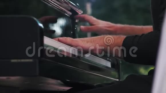 弹钢琴特写镜头音乐主题音乐会节目视频的预览图