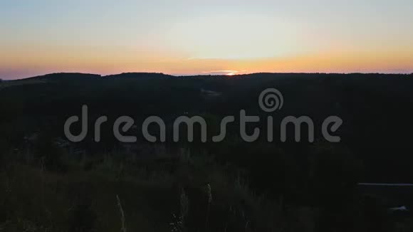 温暖的夏日阳光透过野草的田野照耀在夕阳的余晖下把草地上的花收起来五彩缤纷的大自然视频的预览图