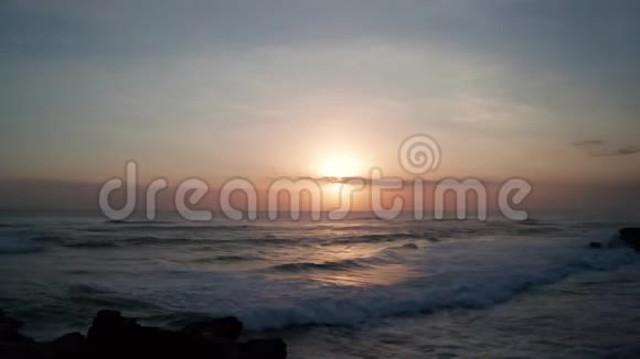海景和黑色沙滩的美丽日落视频的预览图