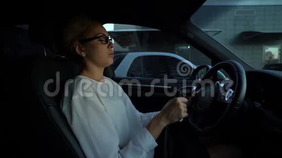 郁闷女子开车喝酒出事危险出行视频的预览图