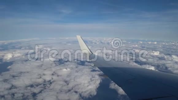 飞机飞行录像飞在白云和蓝天之上的飞机的翅膀美丽的空中景色视频的预览图