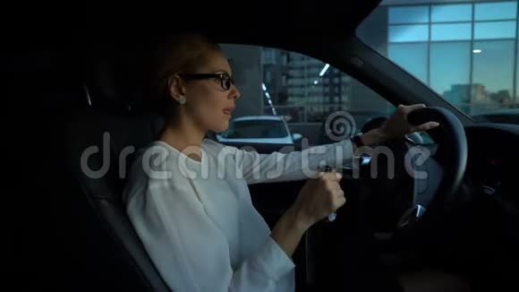 女士喝酒开车缓解压力酗酒者视频的预览图