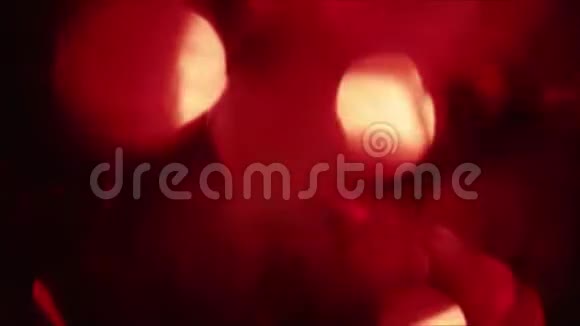 抽象形状圆形离焦红色元素在黑色背景上闪烁视频的预览图