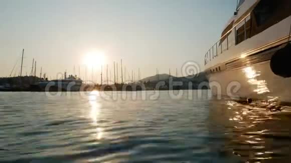 土耳其博德鲁姆度假小镇港口的日落时间停泊在海湾的豪华游艇视频的预览图
