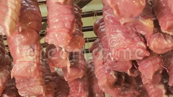 与食物线相连的生肉片用于工业烤箱烘烤视频的预览图