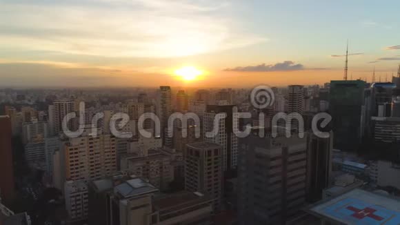 巴西圣保罗2018年5月3日日落时市中心鸟瞰图视频的预览图