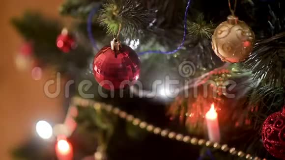 用球和花环装饰的节日圣诞树的特写视频的预览图