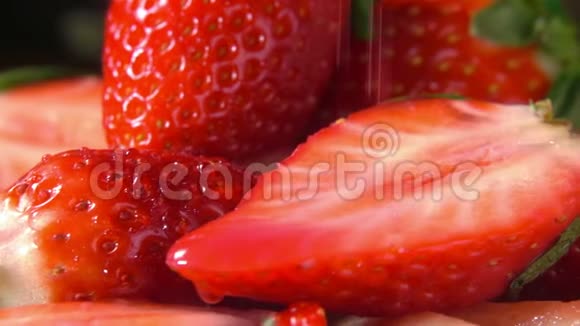 水滴滴在半熟的草莓上视频的预览图