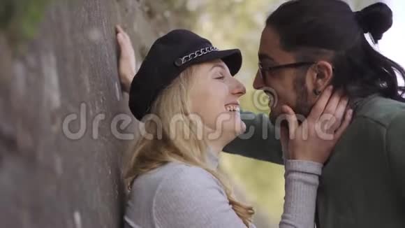 几个游客说话亲吻很浪漫一对一对混合种族夫妇日出快关门意大利视频的预览图