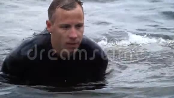 一个穿着潜水服的帅哥在河里游泳视频的预览图