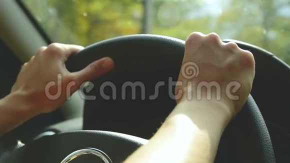 打开光圈的特写那个女孩在乡间小路上开车女人把手放在方向盘上视频的预览图