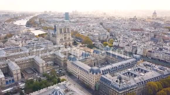 巴黎圣母院大教堂的鸟瞰图视频的预览图