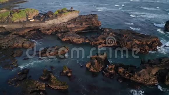 巴厘岛黑色海滩的寺庙和海景视频的预览图