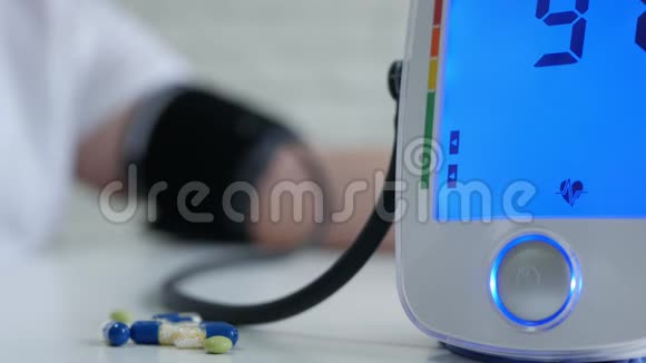 病人检查血压并吃药视频的预览图