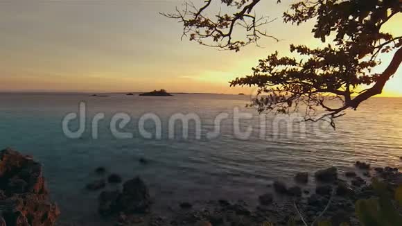 美丽的菲律宾日落和菲律宾外船在平静的海上马拉帕斯卡岛视频的预览图